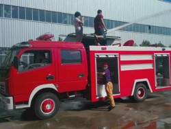 camion de pompiers à télécommande de 4x2 LHD Dongfeng 180HP