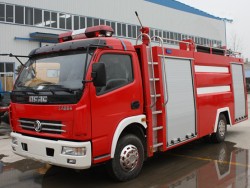 Camion de pompiers de réservoir d'eau de Dongfeng Duolika 4x2