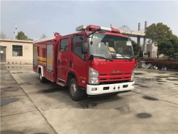 Camion diesel de lutte contre l'incendie d'aéroport de bateau-citerne de l'eau 5000L du Japon 700P 4x2