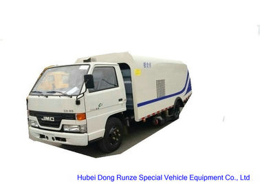 Chine Camion de balayeuse de route de vide de JMC 4X2, camion de balayeuse avec de l'eau à haute pression fournisseur