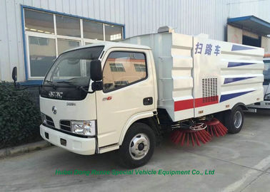 Chine Le camion de DFAC a monté la balayeuse de vide avec des ordures des brosses de nettoyage 4000L fournisseur