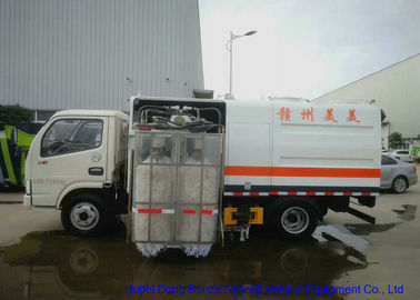 Chine Troquez la balayeuse montée de rambarde de route pour le nettoyage de barrière de route avec de l'eau brosses 1000L fournisseur