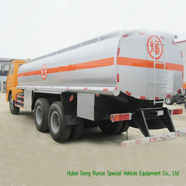 Camion-citerne aspirateur de gazole de SHACMAN pour le transport avec la machine d'huilage de pompe à essence de PTO fournisseur